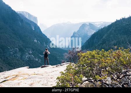 Mann, der im Yosemite National Park fotografiert Stockfoto