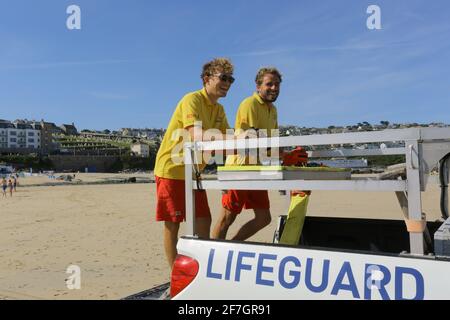 Rettungsschwimmer an einem RNLI-LKW, Porthmeor Beach, St Ives, Cornwall, Großbritannien - Rettungsschwimmerstrand, Rettungsschwimmer Deutschland Stockfoto