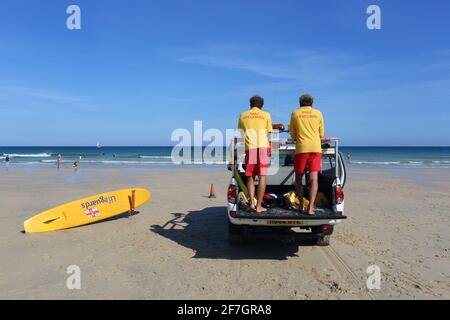 Rettungsschwimmer an einem RNLI-LKW, Porthmeor Beach, St Ives, Cornwall, Großbritannien - Rettungsschwimmerstrand, Rettungsschwimmer Deutschland Stockfoto