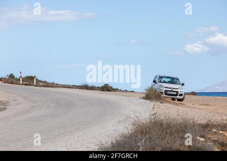 Paros Island, Griechenland - 27. September 2020: Weißes Auto, Fiat Panda auf der Straße geparkt. Stockfoto