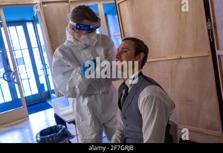 Berlin, Deutschland. April 2021. Frédéric Brossier, Schauspieler, wird im Testzentrum im Schiller Theater mit einem Schnelltest auf das Coronavirus getestet. Die Betreiber des KitKatclub und der Komödie am Kurfürstendamm eröffnen ein Testzentrum im Schiller Theater. Quelle: Christophe Gateau/dpa/Alamy Live News Stockfoto