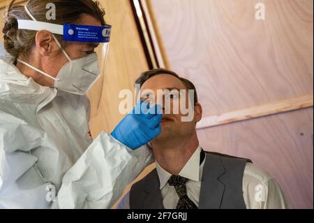 Berlin, Deutschland. April 2021. Frédéric Brossier, Schauspieler, wird im Testzentrum im Schiller Theater mit einem Schnelltest auf das Coronavirus getestet. Die Betreiber des KitKatclub und der Komödie am Kurfürstendamm eröffnen ein Testzentrum im Schiller Theater. Quelle: Christophe Gateau/dpa/Alamy Live News Stockfoto