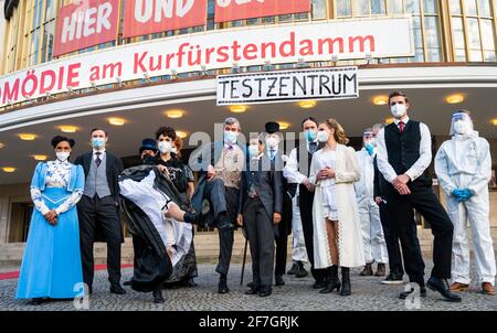 Berlin, Deutschland. April 2021. Das Theaterensemble der Komödie am Kurfürstendamm, das vor dem Testzentrum des Schiller Theaters steht. Die Betreiber von KitKatclub und Komödie am Kurfürstendamm eröffnen ein Testzentrum im Schiller Theater. Quelle: Christophe Gateau/dpa/Alamy Live News Stockfoto