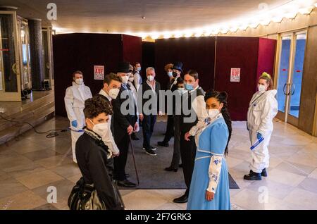 Berlin, Deutschland. April 2021. Das Theaterensemble der Komödie am Kurfürstendamm steht im Testcenter des Schiller Theaters. Die Betreiber von KitKatclub und Komödie am Kurfürstendamm eröffnen ein Testzentrum im Schiller Theater. Quelle: Christophe Gateau/dpa/Alamy Live News Stockfoto