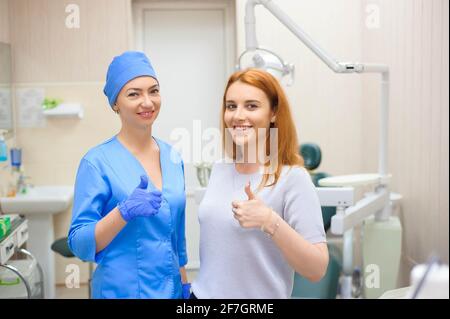 Weibliche Zahnärzte, die Patienten behandeln. Arzt in Uniform Überprüfung der weiblichen Patienten Zähne in der Zahnklinik. Stockfoto