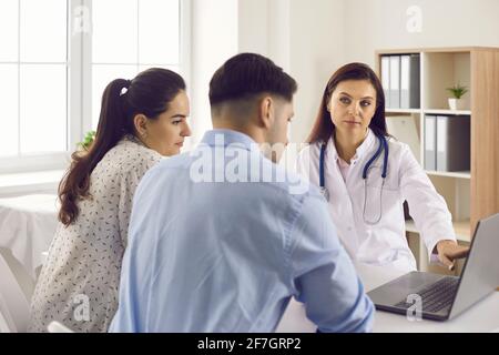 Arzt zeigt den Patienten die Diagnoseergebnisse auf dem Laptop-Bildschirm an Im Büro Stockfoto