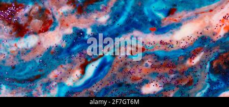 Horizontaler Banner Hintergrund Acryl blau mit roten und rosa Flecken mit Funkeln bestreut. Farbenfrohe Marmorstruktur. Flüssiger Marmor. Kunstbild. Stockfoto