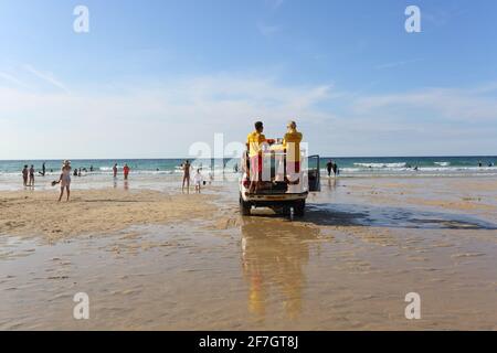 Rettungsschwimmer an einem RNLI-LKW, Porthmeor Beach, St Ives, Cornwall, Großbritannien - Rettungsschwimmerstrand, Rettungsschwimmer Deutschland Stockfoto