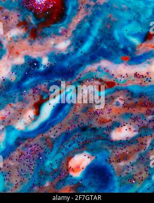 Vertikaler Hintergrund Acrylblau mit roten und rosa Flecken mit funkelnden Flecken bestreut. Farbenfrohe Marmorstruktur. Flüssiger Marmor. Kunstbild. Avant-ga Stockfoto