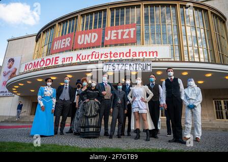 Berlin, Deutschland. April 2021. Das Theaterensemble der Komödie am Kurfürstendamm, das vor dem Testzentrum des Schiller Theaters steht. Die Betreiber von KitKatclub und Komödie am Kurfürstendamm eröffnen ein Testzentrum im Schiller Theater. Quelle: Christophe Gateau/dpa/Alamy Live News Stockfoto