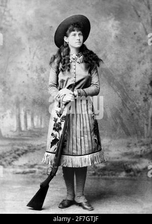 Annie Oakley. Porträt der berühmten amerikanischen Scharfschützin, Annie Oakley (B. Phoebe Ann Mosey, 1860-1926) . Foto von John Wood, c. 1885 Stockfoto