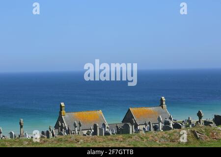 Barnoon Cemetary blickt auf Porthmeor Beach und den Atlantik, St. Ives, Cornwall , Großbritannien Stockfoto