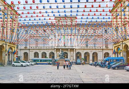 TURIN, ITALIEN - 9. Mai 2012: Der Piazza Palazzo di Citta (Rathausplatz) mit bunten Laternen, das Denkmal von Conte Verde und das Rathaus (Palazzo Stockfoto