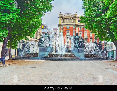 Der malerische Angelica-Brunnen mit Skulpturengruppen, die vier Jahreszeiten darstellen, der Brunnen befindet sich auf der Piazza Solferino, Turin, Italien Stockfoto