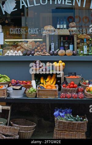 Ausstellung von Produkten im Freien in einem St. Ives Deli, Cornwall, Großbritannien Stockfoto