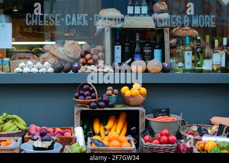 Ausstellung von Produkten im Freien in einem St. Ives Deli, Cornwall, Großbritannien Stockfoto