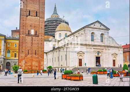 TURIN, ITALIEN - 9. Mai 2012: Die mittelalterliche Kathedrale des Hl. Johannes des Täufers (Duomo di Torino) mit Backsteinglockenturm (Campanile) und weißer Marmorfassade, l Stockfoto