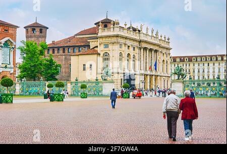 TURIN, ITALIEN - 9. Mai 2012: Die Piazza reale (Königlicher Platz) eröffnet den Blick auf die beeindruckende Fassade des Palazzo Madama Palastes mit Backsteinmauer und Turm Stockfoto