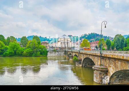 Genießen Sie den Spaziergang am Flussufer mit Blick auf die Brücke Vittorio Emanuele I, den Ignazio Michelotti Park und die Pfarrkirche Gran Madre di Dio, Turin, Italien Stockfoto