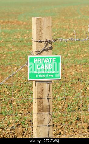 „Privatland“, „Stay on Footpath“-Schilder entlang eines öffentlichen Wegs, das durch Ackerland führt. Oxfordshire, Großbritannien Stockfoto