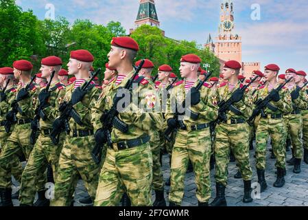 Das Militär ist in Waffen. Die russische Armee in roten Baretten und grünen Uniformen: Moskau, Russland, 09. Mai 2019. Stockfoto