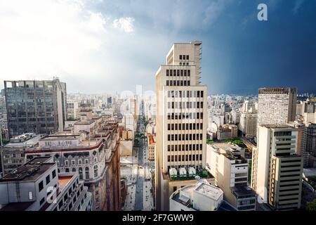 Luftaufnahme der Innenstadt von Sao Paulo und Sao Joao Avenue - Sao Paulo, Brasilien Stockfoto