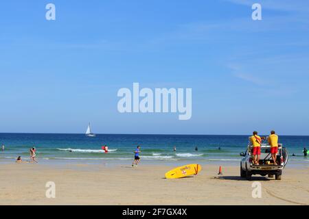 Rettungsschwimmer an einem RNLI-LKW, Porthmeor Beach, St Ives, Cornwall, Großbritannien - Rettungsschwimmerstrand, Rettungsschwimmer Deutschland Stockfoto