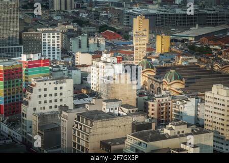 Luftaufnahme der Innenstadt von Sao Paulo und Stadtmarkt - Sao Paulo, Brasilien Stockfoto