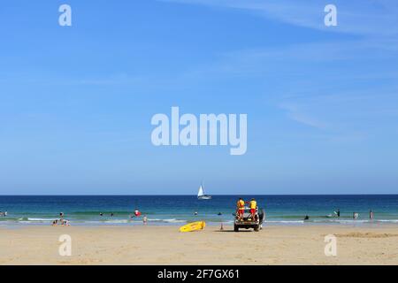 Rettungsschwimmer an einem RNLI-LKW, Porthmeor Beach, St Ives, Cornwall, Großbritannien - Rettungsschwimmerstrand, Rettungsschwimmer Deutschland Stockfoto