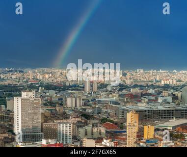 Regenbogen über Sao Paulo City - Sao Paulo, Brasilien Stockfoto