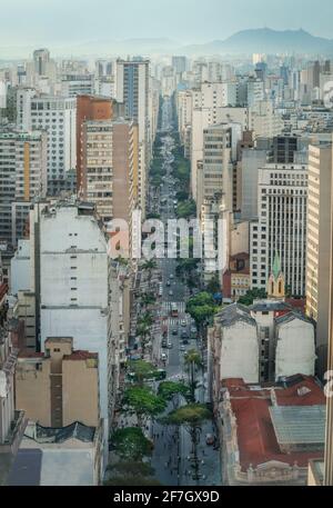 Luftaufnahme der Innenstadt von Sao Paulo und Sao Joao Avenue - Sao Paulo, Brasilien Stockfoto