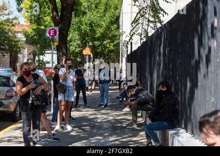 Stadt Buenos Aires, Stadt Buenos Aires, Argentinien. April 2021. INT.WorldNews. 2021, April 7. Stadt Buenos Aires, Argentinien.- die Menschen stellen sich vor dem Krankenhaus Durand, Stadt Buenos Aires, Argentinien, und warten darauf, am 7. April 2021 auf SARS-Covid-19 getestet zu werden.am 6. April 2021 erreichte Argentinien mit 20,870 positiven Fällen den Ansteckungsgipfel von Covid-19. Quelle: Julieta Ferrario/ZUMA Wire/Alamy Live News Stockfoto