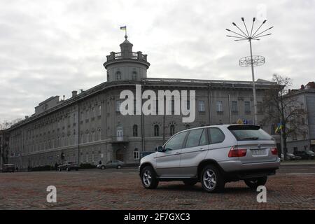 Chernigov, Ukraine - 16. November 2017: Grauer SUV BMW X5 in der Stadt Stockfoto