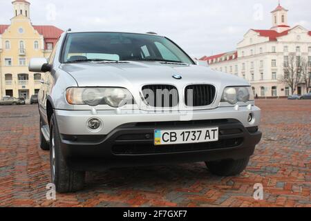 Chernigov, Ukraine - 16. November 2017: Grauer SUV BMW X5 in der Stadt Stockfoto