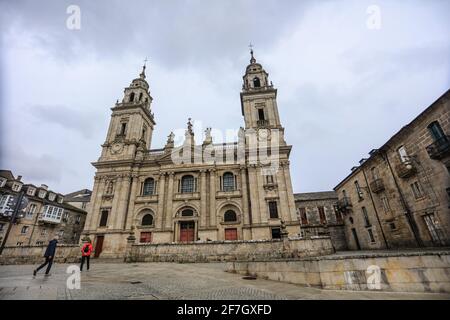 Es regnet viel in Lugo, aber der Regen dämpft nicht die Stimmung in dieser großartigen städtischen Touristenattraktion in Nordspanien. Stockfoto