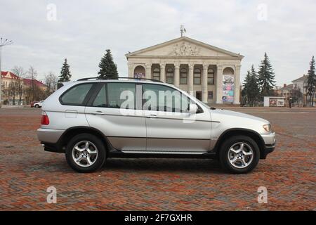 Chernigov, Ukraine - 16. November 2017: Grauer SUV BMW X5 in der Stadt Stockfoto