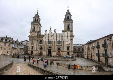 Es regnet viel in Lugo, aber der Regen dämpft nicht die Stimmung in dieser großartigen städtischen Touristenattraktion in Nordspanien. Stockfoto