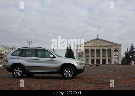 Chernigov, Ukraine - 16. November 2017: Grauer SUV BMW X5 in der Stadt Stockfoto