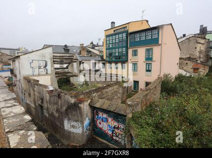 Es regnet viel in Lugo, aber der Regen dämpft nicht die Stimmung in dieser großartigen städtischen Touristenattraktion in Nordspanien. Stockfoto