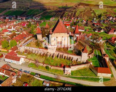 Vogelperspektive Fotografie einer befestigten Kirche in Rumänien, Biertan Dorf. Drohnenaufnahme einer mittelalterlichen befestigten Kirche. Stockfoto