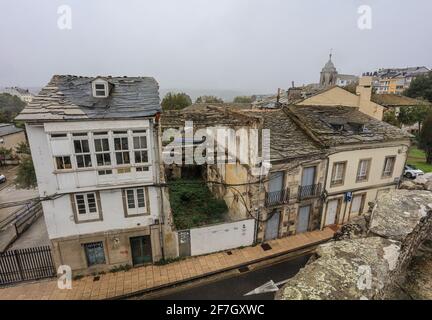 Es regnet viel in Lugo, aber der Regen dämpft nicht die Stimmung in dieser großartigen städtischen Touristenattraktion in Nordspanien. Stockfoto