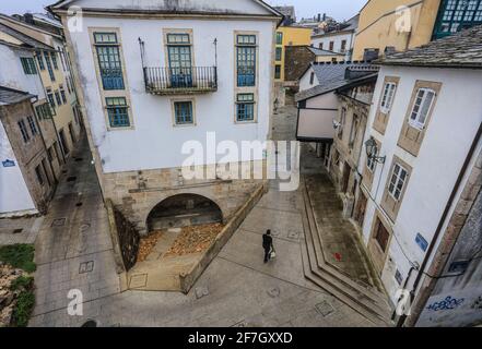 Es regnet viel in Lugo, aber der Regen dämpft nicht die Stimmung in dieser großartigen städtischen Touristenattraktion in Nordspanien. Stockfoto