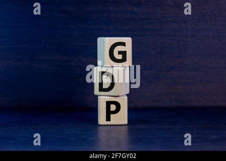 BIP, Symbol für gute Verteilungspraxis. Konzeptworte "GDP, gute Verteilungspraxis" auf Kuben auf einem schönen grauen Hintergrund. Wirtschaft und BIP, goo Stockfoto