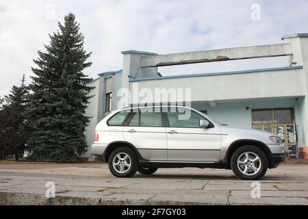 Chernigov, Ukraine - 16. November 2017: Grauer SUV BMW X5 in der Stadt Stockfoto