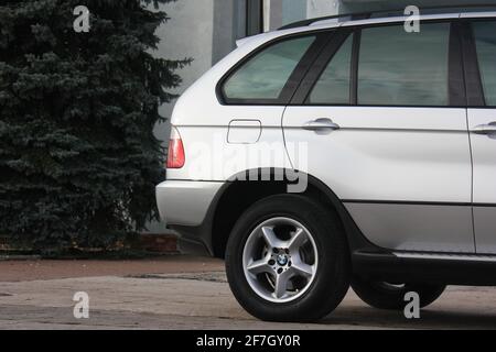 Chernigov, Ukraine - 16. November 2017: Grauer SUV BMW X5 in der Stadt Stockfoto