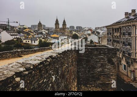 Es regnet viel in Lugo, aber der Regen dämpft nicht die Stimmung in dieser großartigen städtischen Touristenattraktion in Nordspanien. Stockfoto