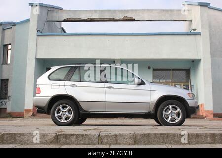 Chernigov, Ukraine - 16. November 2017: Grauer SUV BMW X5 in der Stadt Stockfoto