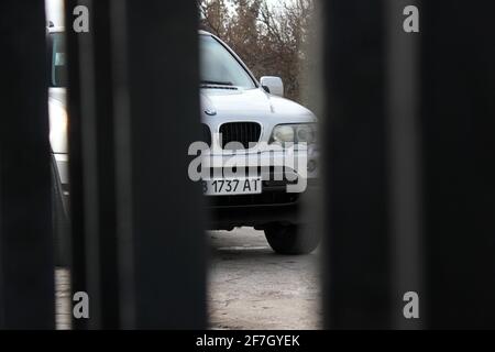 Chernigov, Ukraine - 16. November 2017: Grauer SUV BMW X5 in der Stadt Stockfoto
