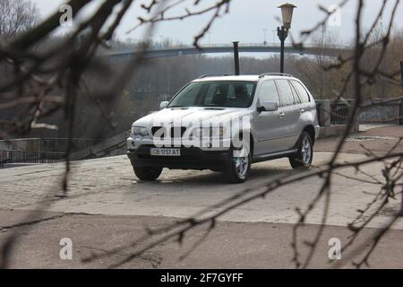 Chernigov, Ukraine - 16. November 2017: Grauer SUV BMW X5 in der Stadt Stockfoto