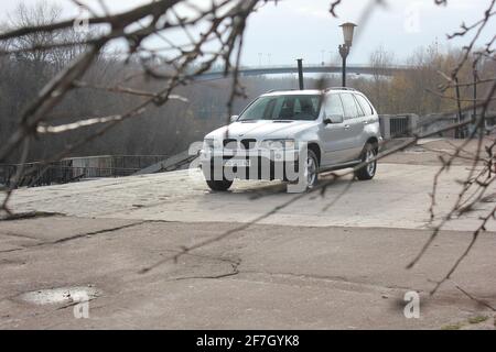 Chernigov, Ukraine - 16. November 2017: Grauer SUV BMW X5 in der Stadt Stockfoto
